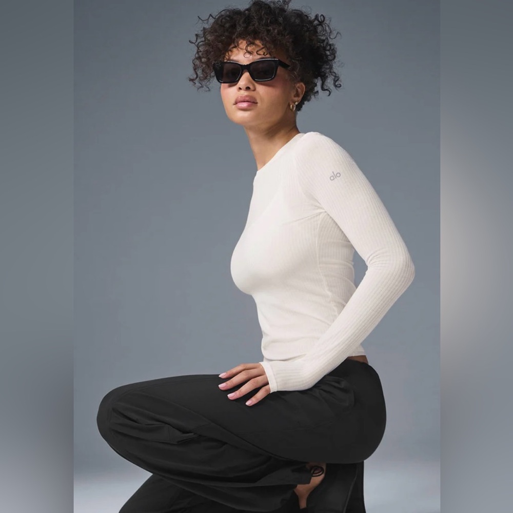 ALO Yoga Women's Ribbed Sea Coast Cream Long Sleeve Tee
